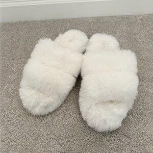 Cozy White Faux Fur Slippers size 9/10 ladies